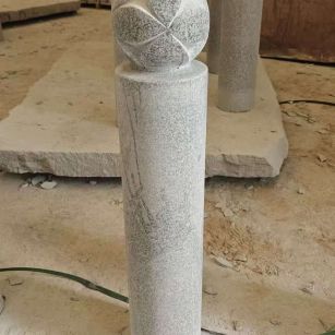 驻马店 芝麻白花岗岩石材挡车石柱、停车柱、圆柱挡车柱、方柱挡车柱等