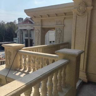 驻马店 黄金麻别墅外墙干挂雕花配合阳台栏杆花瓶柱