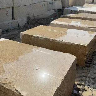 驻马店 黄金麻方料堆场洗料分选中，原材料充足