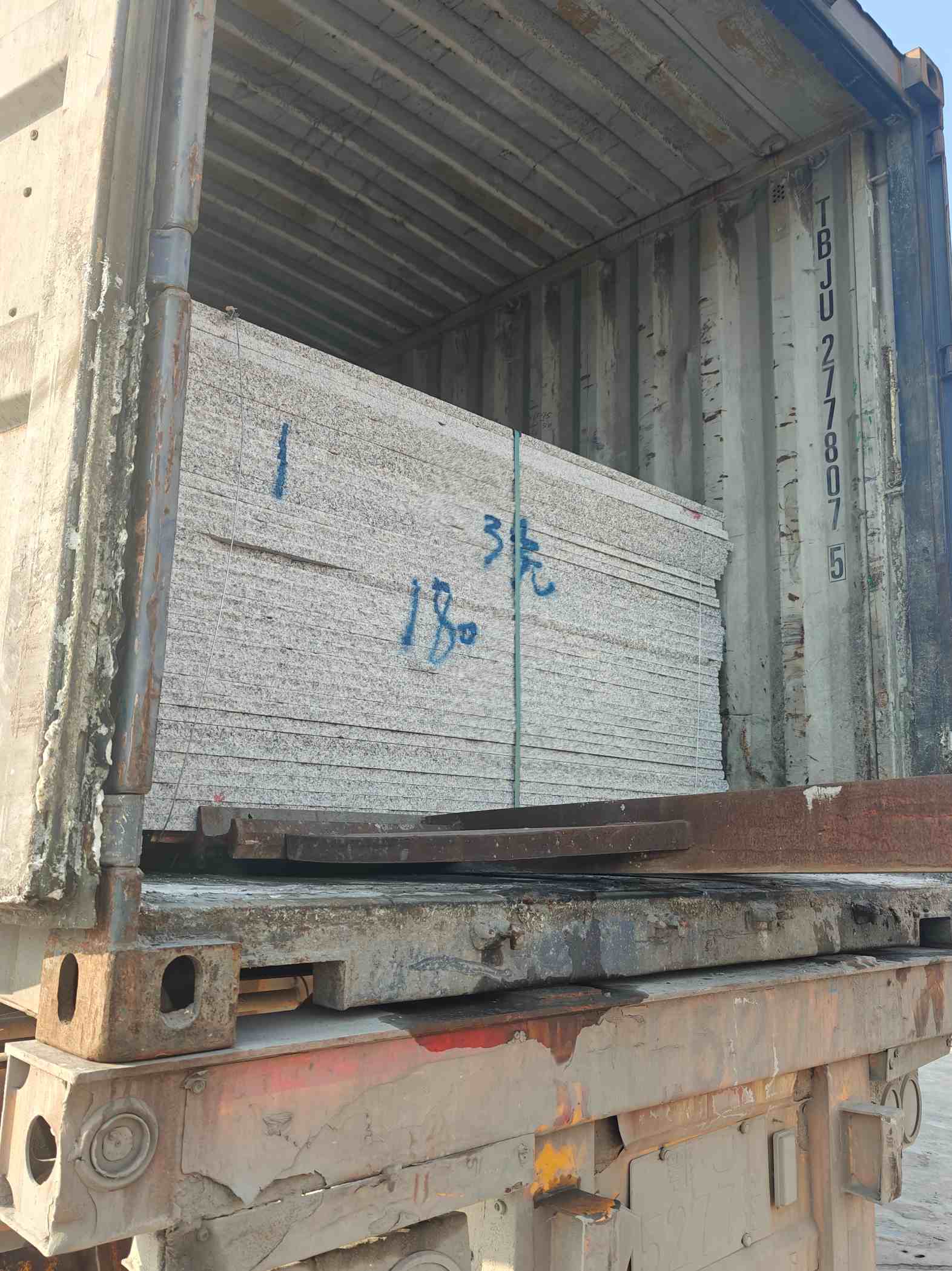 驻马店 芝麻白花岗岩石材3.0公分光面毛板装柜出货