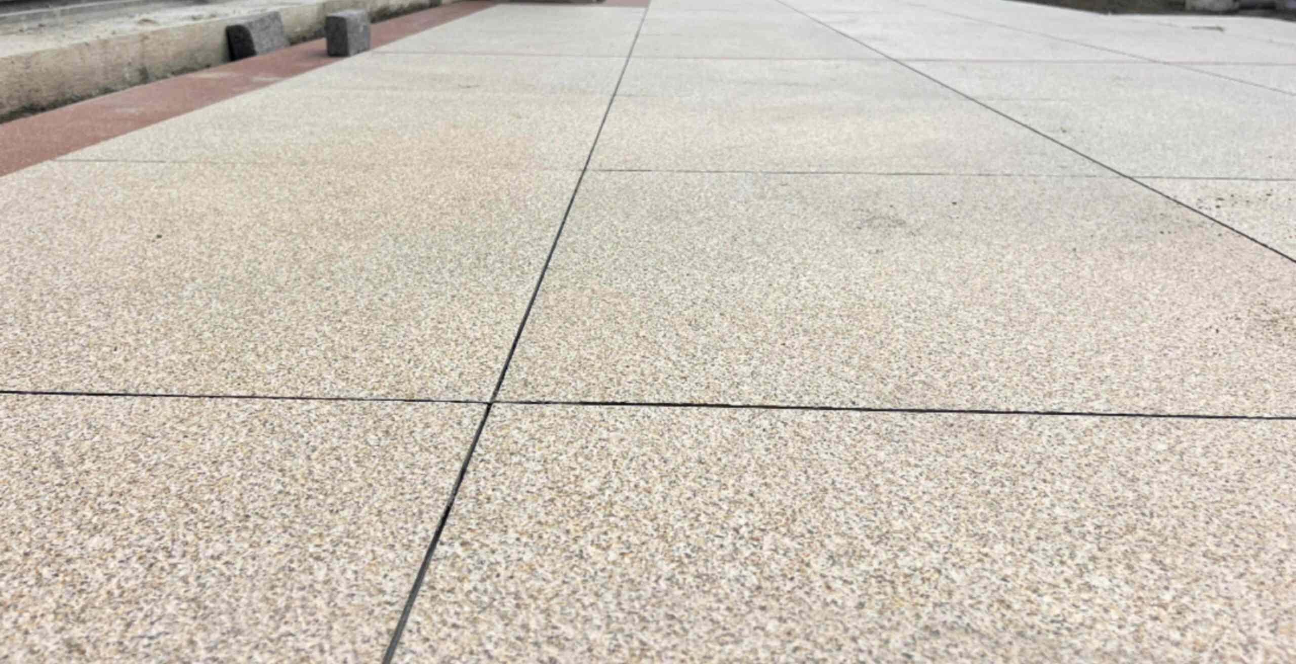 驻马店 黄金麻花岗岩石板材荔枝面地面铺装效果