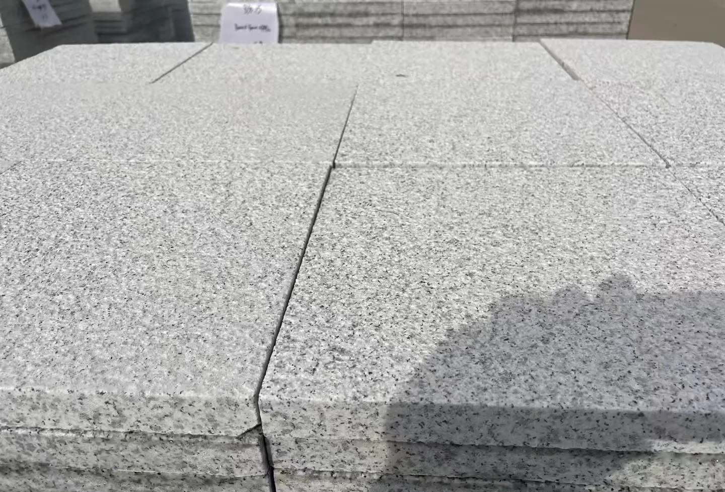 驻马店 白麻花岗岩石材推荐 荔枝面地铺石