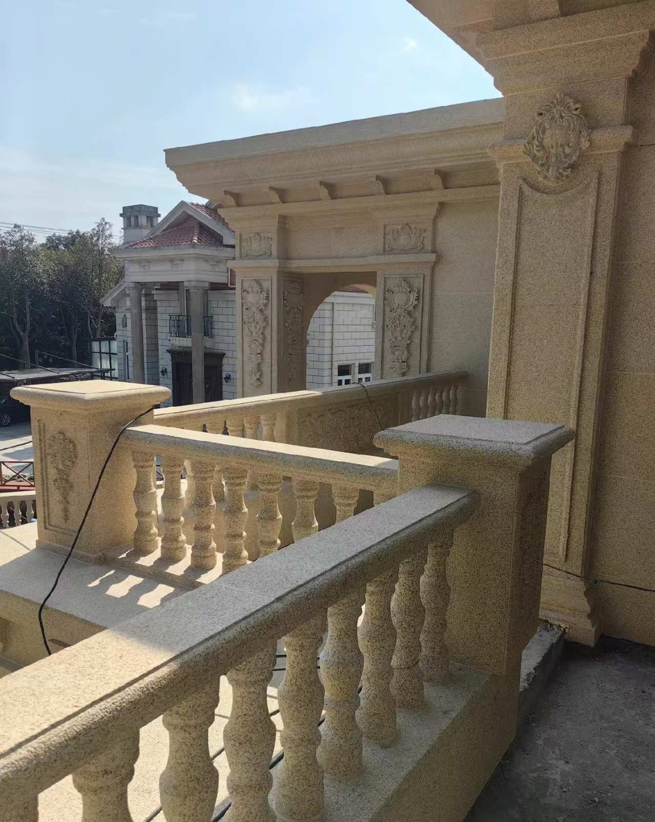 驻马店 黄金麻别墅外墙干挂雕花配合阳台栏杆花瓶柱