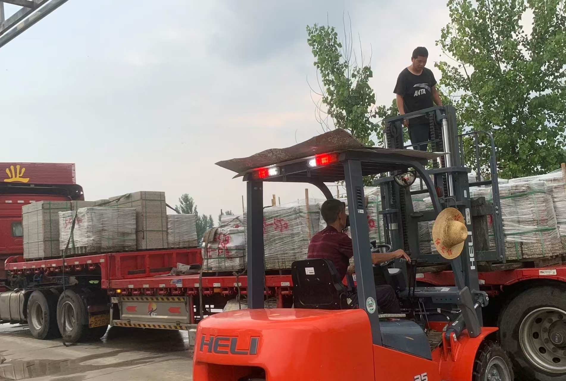 驻马店 黄金麻冰裂纹，地铺石装车