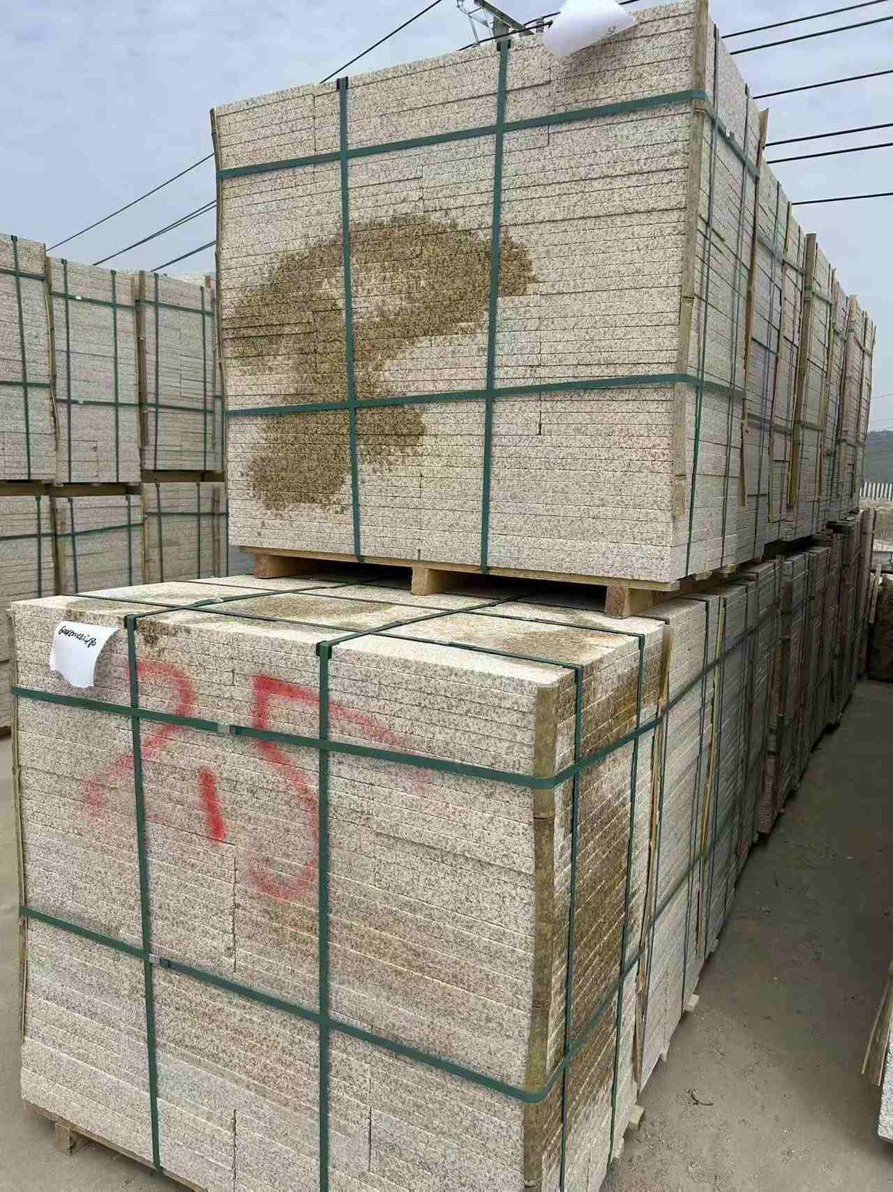 驻马店 黄金麻花岗岩石材荔枝面地铺石2.5*300*600