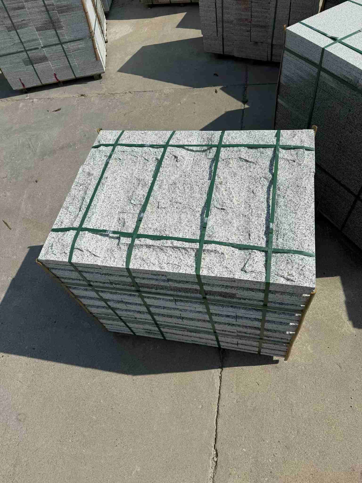 驻马店 白麻花岗岩石材自然面蘑菇石成品