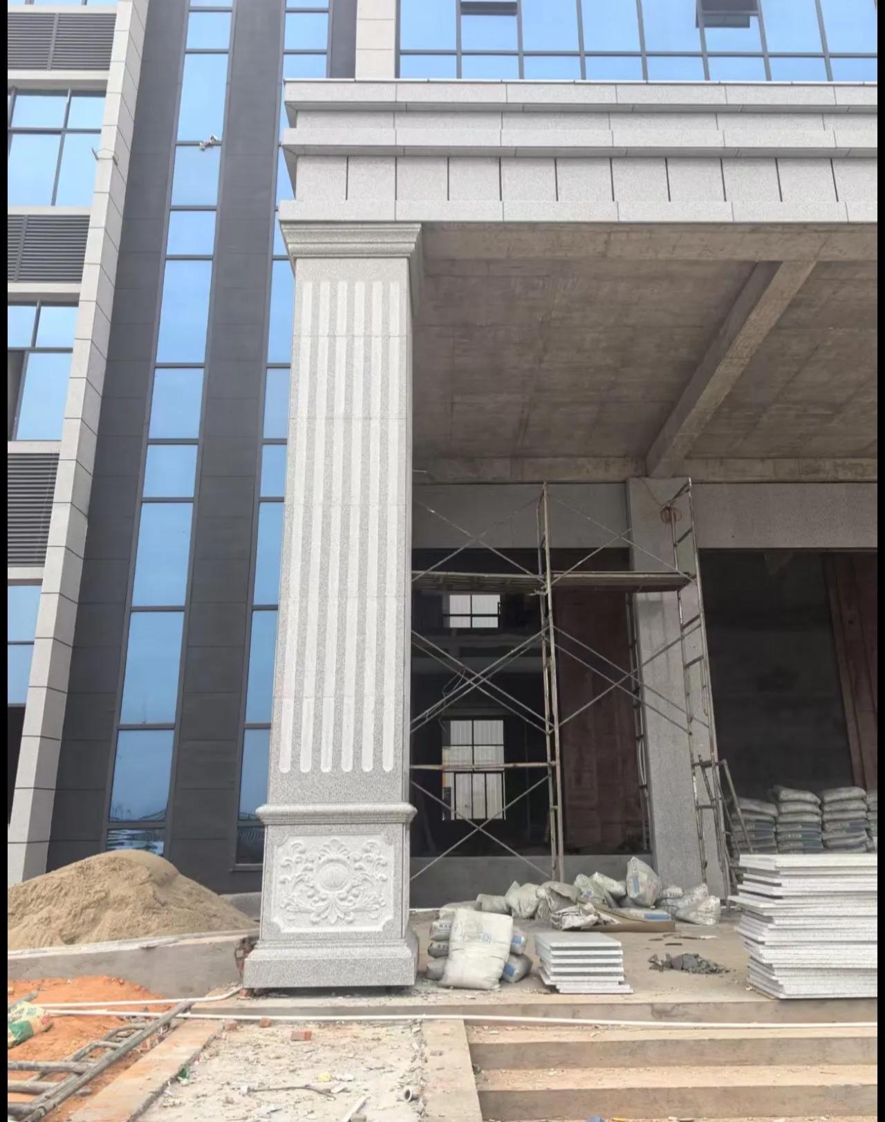 驻马店 芝麻白光面花岗岩门楼大柱（罗马柱）配雕花底座