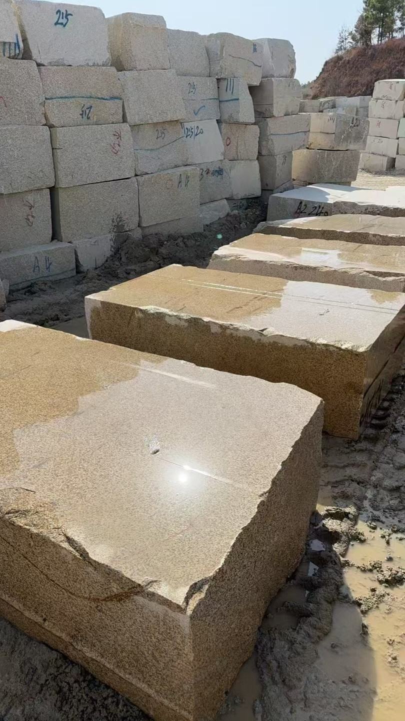 驻马店 黄金麻方料堆场洗料分选中，原材料充足