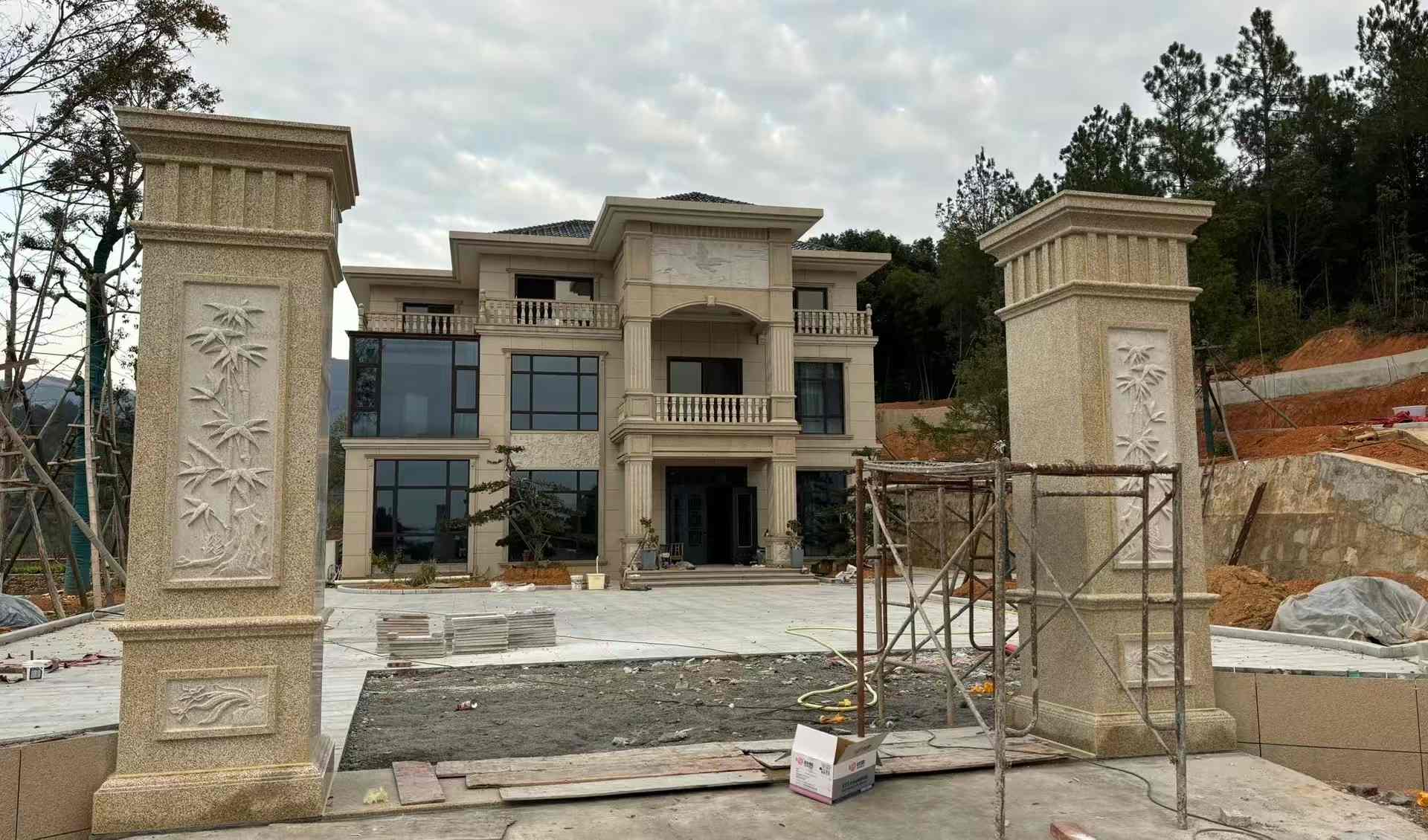 驻马店 黄金麻花岗岩别墅雕花外墙干挂配上门口雕花罗马柱