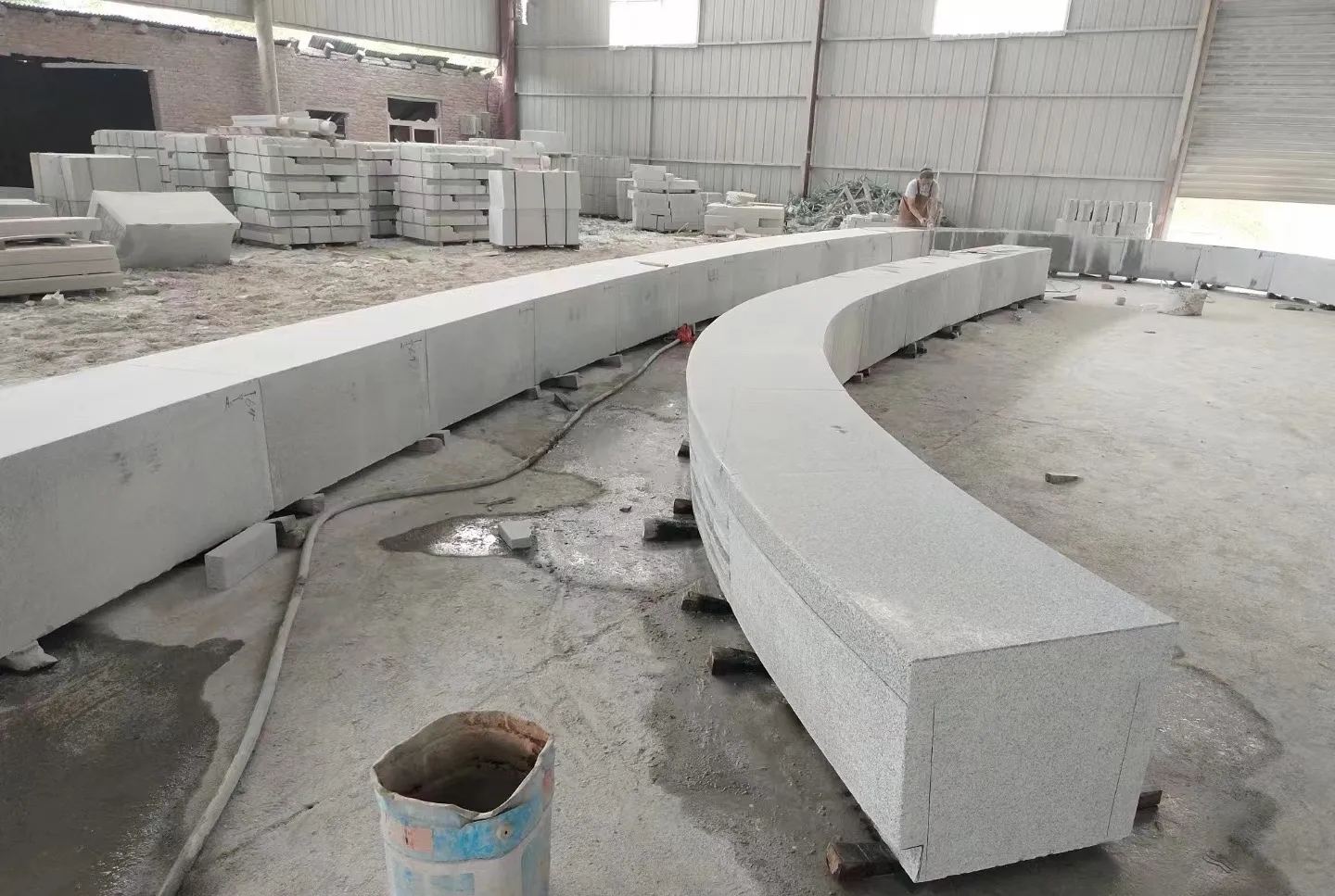 驻马店芝麻白花岗岩石板材 园林光面弧形坐凳