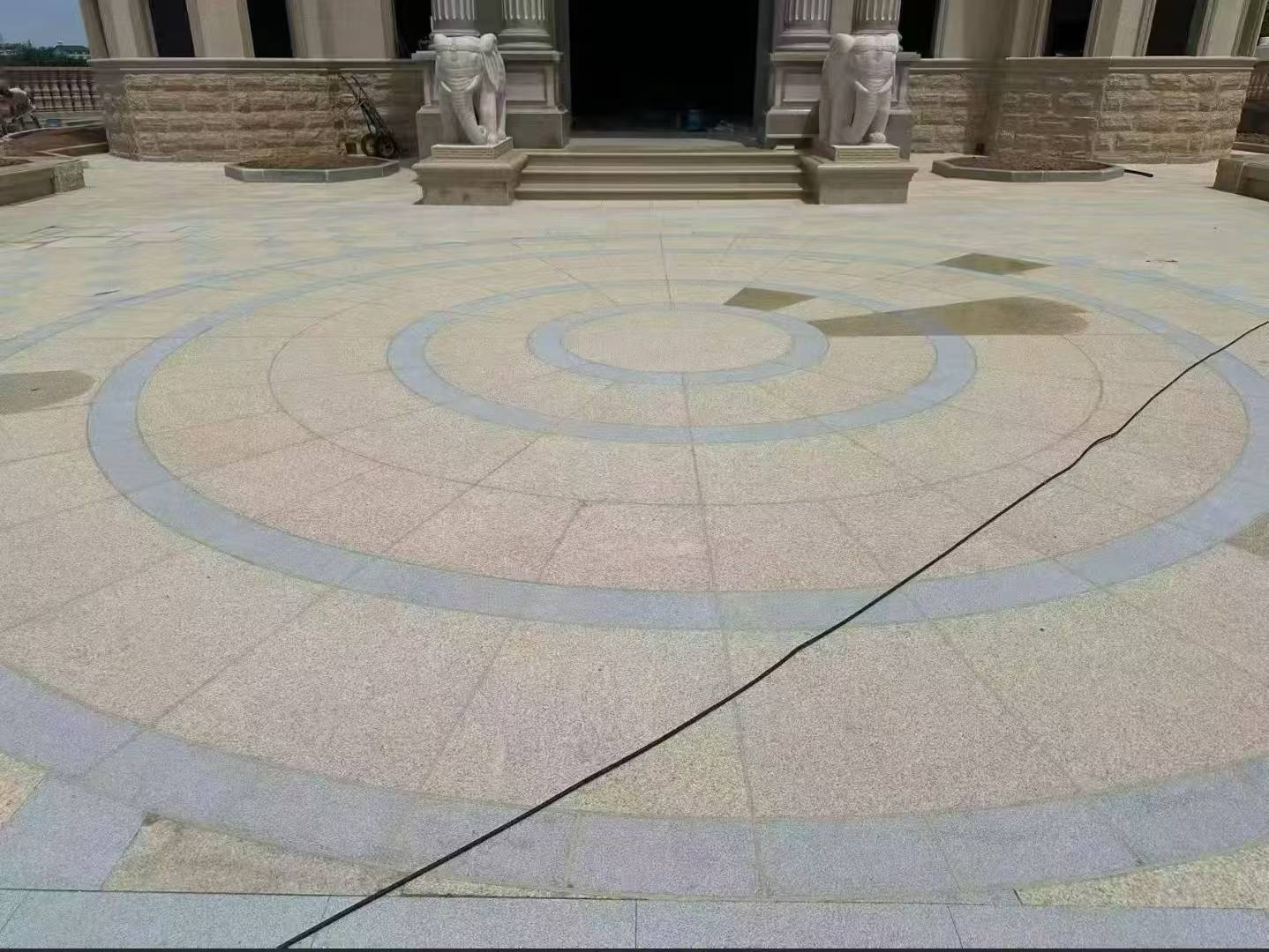 驻马店 黄金麻芝麻灰花岗岩石材地铺拼接效果