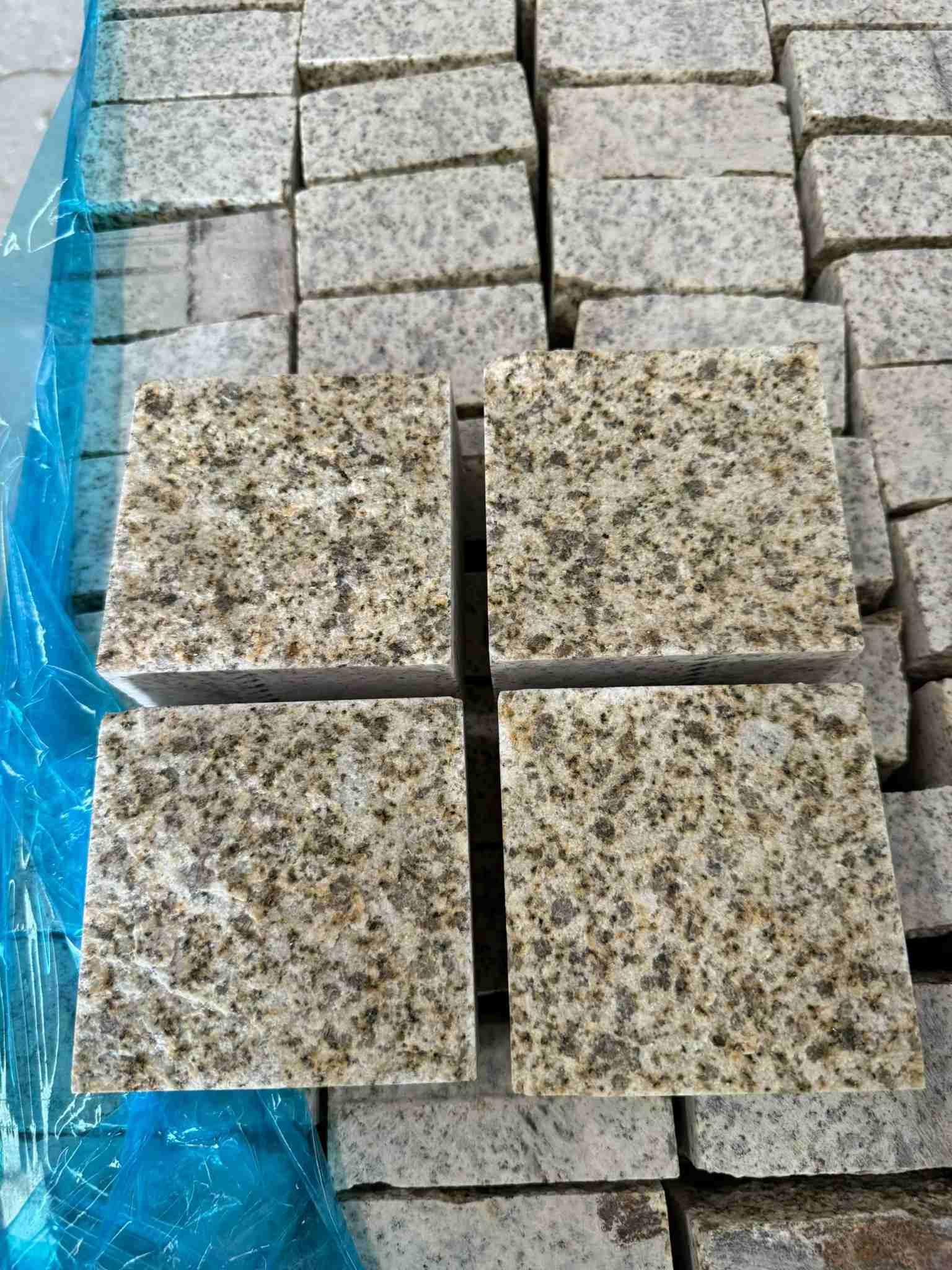 驻马店 黄金麻花岗岩自然面小方块，弹石，马蹄石等