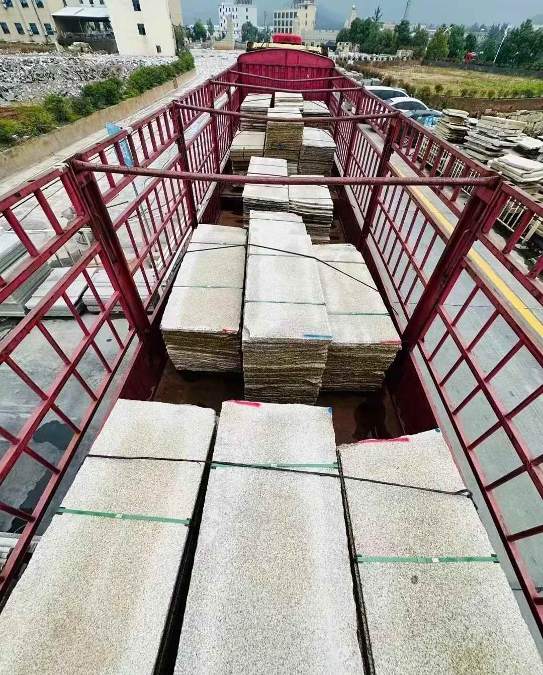 驻马店 黄金麻花岗岩荔枝面，光面毛板装车完成