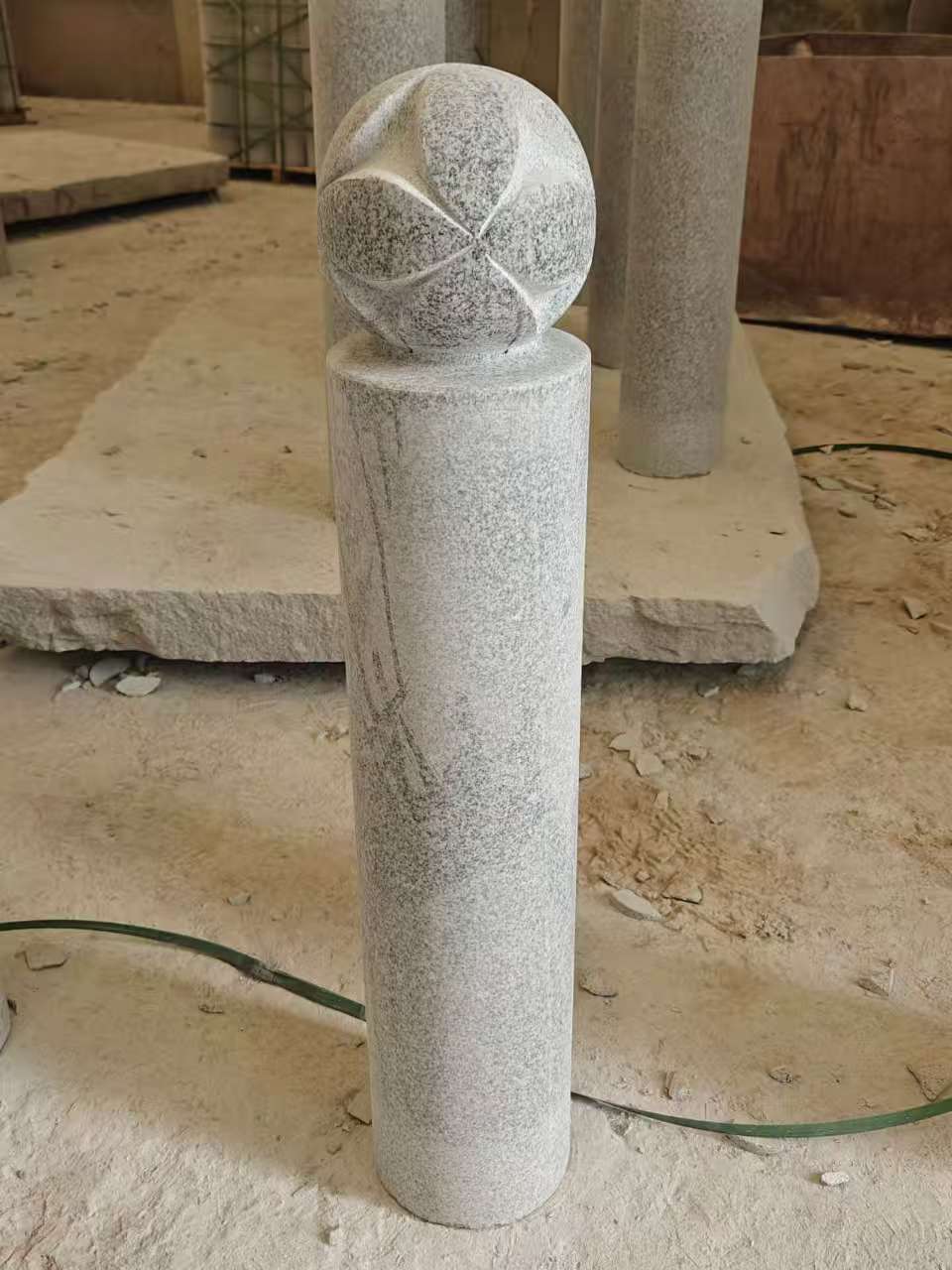 驻马店 芝麻白花岗岩石材挡车石柱、停车柱、圆柱挡车柱、方柱挡车柱等