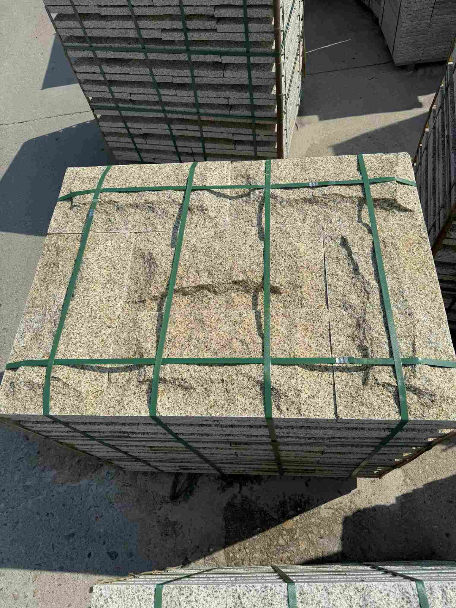 驻马店 黄金麻花岗岩石材自然面蘑菇石成品