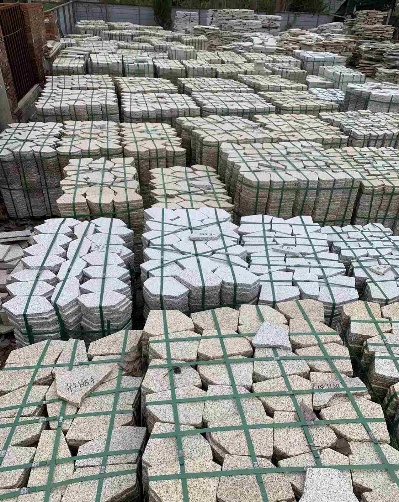 驻马店 黄金麻白麻花岗岩荔枝面地铺石(冰裂纹)