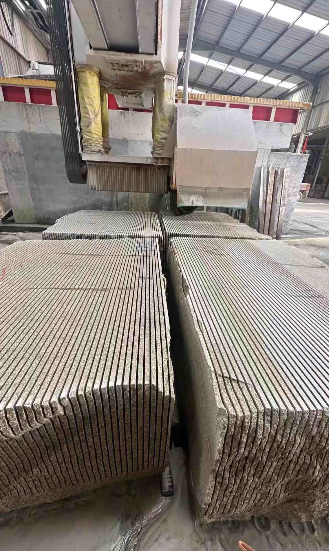 驻马店 车间生产日常，黄金麻白麻花岗岩