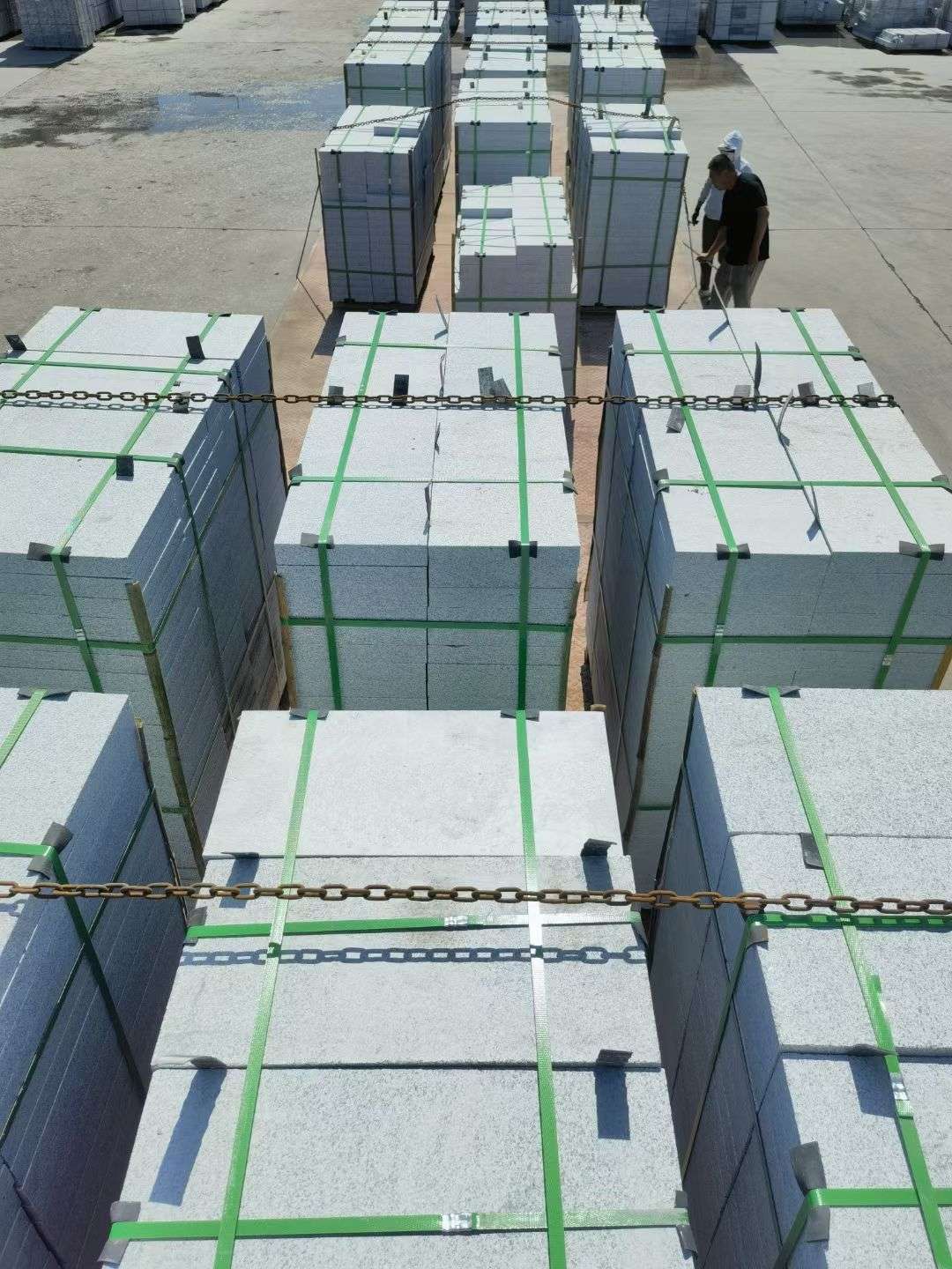 驻马店 芝麻白花岗岩5公分地铺石 花岗岩厂家工厂装车日常